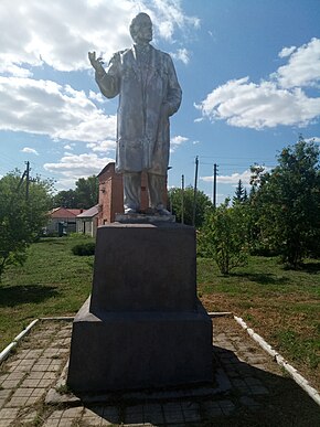 Памятник Ленину в центре села