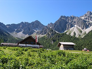 Eppzirler Alm, dahinter Erlspitze (links) und Kuhljochspitze (rechts)