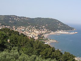 De Capo Mele vanuit het westen, met Andora op de voorgrond