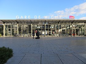 Le bâtiment voyageurs et l'entrée de la gare.