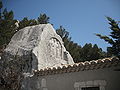 El relieve sobre la capilla.