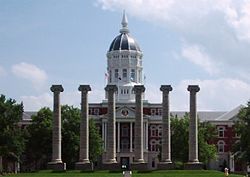 Jesse Hall và The Columns trong sân tứ giác Francis tại đại học Missouri