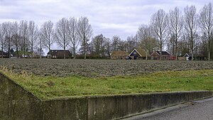 Het gehucht gezien vanaf de tunnel onder de EGD-weg (N33).