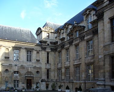 L'Hôtel d'Angoulême Lamoignon, al 24 rue Pavée nel Marais (1585–89), ora Biblioteca della storia di Parigi