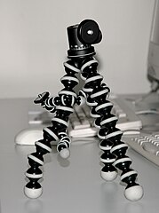 GorillaPod, deux modèles. Le GorillaPod de Joby est formé de trois bras articulés qui peuvent s'enrouler à volonté autour des objets les plus divers. Le dernier modèle possède à l'extrémité des pieds trois puissants aimants permanents au néodyme qui permettent de l'accrocher à des objets en fer ou acier tels que des grilles, des carrosseries d'automobiles, des poteaux, des bidons, etc. Cet accessoire est de petite taille et très léger, il ne convient que pour des appareils compacts, pas pour des reflex qui sont beaucoup plus lourds et nécessitent le modèle de plus forte taille.