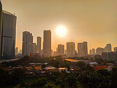 Pemandangan dari cakrawalan Jakarta selama golden hour