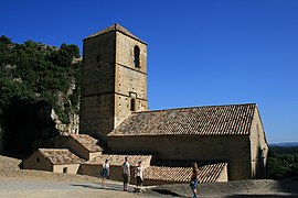 Une église gothique qui surplombe le village.