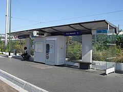 Abri voyageurs avec distributeur de titres, en gare de Sucy-Bonneuil, en France.