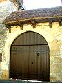 Vieux porche daté de 1666 dans la rue Saint-Louis.