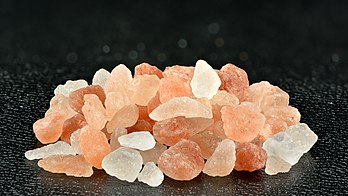 Halite extraite de la mine de Khewra. (définition réelle 6 000 × 3 375)