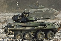 LAV-25 КМП США. На снимке хорошо различим по борту защитный термический кожух, установленный над выхлопной трубой (для снижения ИК-заметности машины) в рамках программы продления её технического ресурса.