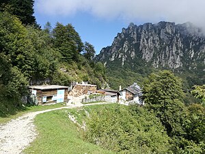 Das Rifugio Pernici mit der Mazza di Pichea im Hintergrund