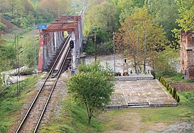 Железнодорожный мост и памятник погибшим гражданским лицам