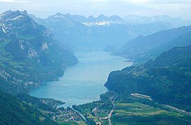 Streusiedlung und Strassenübergang Kerenzerberg über der bewaldeten Felswand am Südufer des Walensees, hier rechts, aus Westen vom Hirzli gesehen (2009)