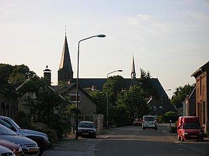 De Lepelstraat (vroeger Dorpsstraat) met op de achtergrond de kerk