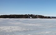 Utøya, in een bevroren Tyrifjord, gezien vanaf het vasteland.