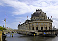 Blick auf die Museumsinsel mit Bode-Museum und Monbijoubrücke und dem Fernsehturm im Hintergrund