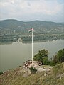 Udsigten fra borgen. I forgrunden det ungarske flag