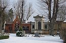 Friedhof Schönefeld: drei Erbbegräbnisreihen, bestehend aus Grabwänden und Grabstelen