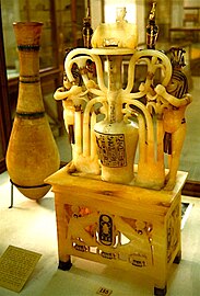 Vase de parfum en albâtre de la tombe de Toutânkhamon, XIVe siècle av. J.-C., Musée égyptien du Caire.