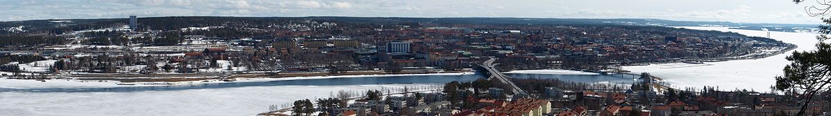 Panorama över Östersundet och stadsdelarna Hornsberg (på Frösön), Norr, Staden och Söder i Östersund med Frösöbron, sett från den högsta punkten på Frösön, Östberget.