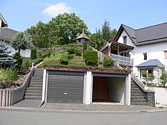 Schutthügel des Burgberges mit Glockentürmchen