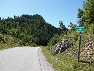 Passhöhe mit Hinweisschild