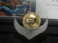 Médaille dorée à l'effigie d'Alfred Nobel exposée dans une vitrine.