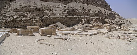 Ruines du temple funéraire (vue vers le sud, à partir de la cour orientale).