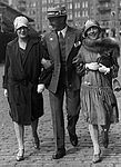 Lars Egge på promenad i Stockholm 1928. Till vänster dåvarande frun Maja Cassel och till höger Elsa Wallin.