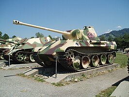 Panzerkampfwagen V Panther, bestaande uit een Ausf. D romp en een G koepel, in het Pantsermuseum Thun.