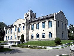 A white building with the entrance located in the center