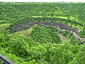 Ansicht auf den bogenförmigen Komplex der Ajanta-Höhlen in Maharashtra