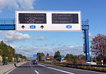 Ein dynamischer Wegweiser mit integrierten Stauinformationen am Autobahnkreuz Mainz-Süd signalisiert eine Alternativroute.