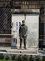 Engelsstatue foran en bit av Berlinmuren. Utstilt i Dresden.