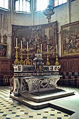 Tabernacle, ancien maître-autel et tapisseries.