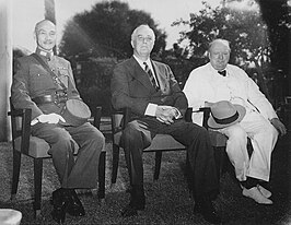 Chiang Kai-shek, Franklin Delano Roosevelt en Winston Churchill in Caïro op 25 november 1943.