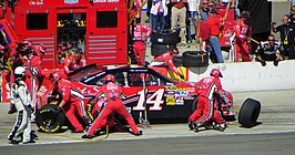 Pitstop Tony Stewart op de Auto Club Speedway in 2010.