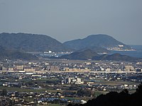 瑞梅寺ダムから眺めた周船寺市街地（瑞梅寺川河口部は映っていない。奥は長浜海岸及び玄海島）