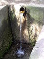 Fassung des Klingenborns am Klingenweg im Stadtteil Seckbach (Quelle Nr. 9 des Wanderwegs)