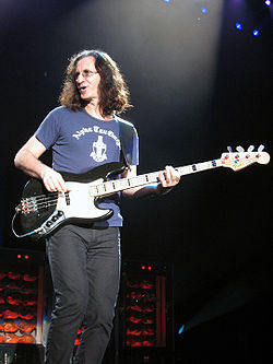 Geddy Lee 2007-ben saját tervezésű Fender Jazz Bass signature basszusgitárján játszik.