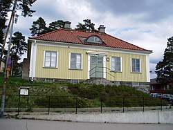 Hässelby trädgårds- och hembygdsmuseum ligger på Riddersviksvägen, i det hus som var kommunalhus i Hässelby villastads köping 1926–1949.