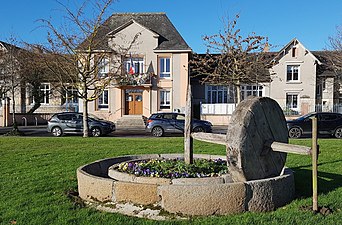 La mairie inaugurée en juin 1933 au milieu des anciennes écoles. Vieux pressoir à pommes.