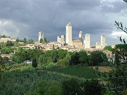 San Gimignano a közeli dombokról