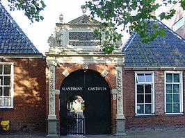 Poort van het Sint Anthonygasthuis, zomer 2009