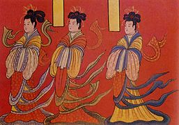 Figuras femeninas llevando el peinado de cruz con tocado dorado y vistiendo la ropa de tsa-chü chui-shao, dinastía Wei del Norte (386-535).