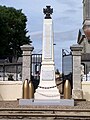 Le monument aux morts face à la mairie (juillet 2015)