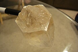 Kristal hanksite, salah satu dari banyak mineral dari keluarga kristal heksagonal