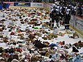 Eisfläche nach dem Teddy Bear Toss der Vancouver Giants (2006)