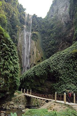 通霊大峡谷の滝